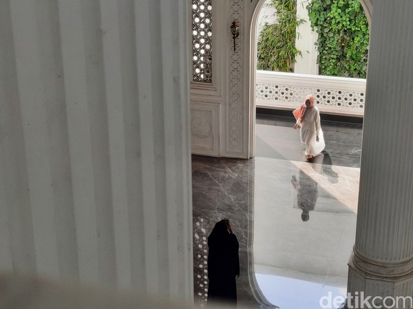 Uniknya, masjid menggunakan bahan marmer yang langsung diimpor dari Turki dan Italia. Di sana juga kental akan ukiran yang berasal dari Jawa. Uniknya, masjid menggunakan bahan marmer yang langsung diimpor dari Turki dan Italia. Di sana juga kental akan ukiran yang berasal dari Jawa.