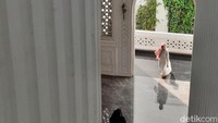 Uniknya, masjid menggunakan bahan marmer yang langsung diimpor dari Turki dan Italia. Di sana juga kental akan ukiran yang berasal dari Jawa.