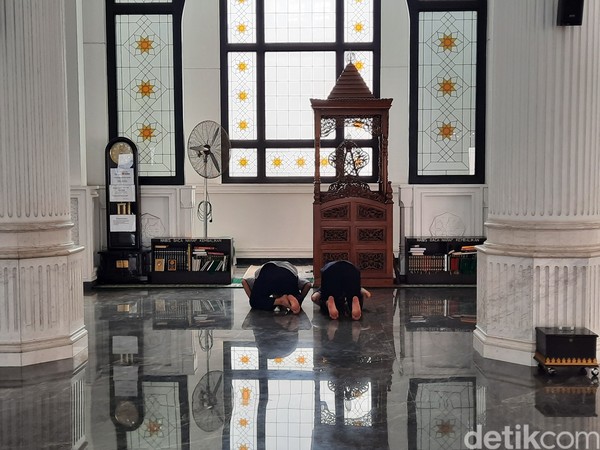 Sang pemilik, Ramli Rasidin ingin agar pembangunan masjid ini menjadi bukti atas cintanya pada Allah, Islam, dan keluarga. Sang pemilik, Ramli Rasidin ingin agar pembangunan masjid ini menjadi bukti atas cintanya pada Allah, Islam, dan keluarga.