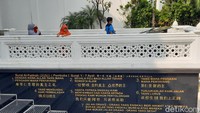 Di sisi kanan dan kiri tangga masuk, terdapat ukiran menarik, yakni ukiran surat Al-Fatihah dalam 3 bahasa, yakni Bahasa Arab, Indonesia, dan Mandarin. (Putu Intan/detikcom)