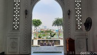 Desain bangunan ini memang terinspirasi dari kisah pembangunan monumen Taj Mahal.