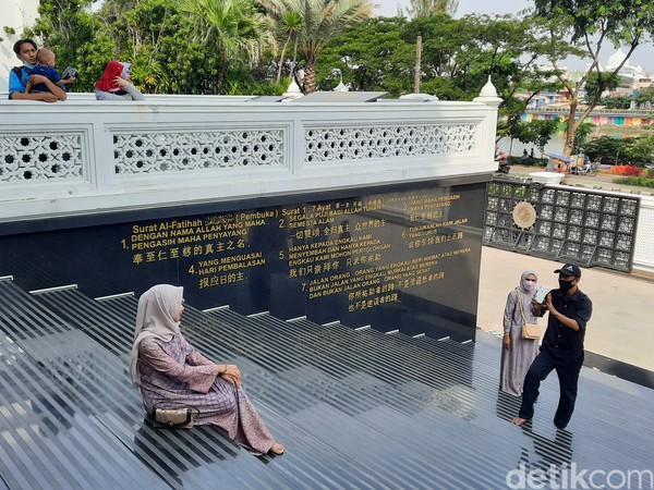 Jika dilihat sekilas, orang-orang umumnya tak sadar bahwa bangunan putih nan megah di Sunter ini adalah masjid. Sekilas bangunan ini mirip dengan Taj Mahal yang ada di India. Jika dilihat sekilas, orang-orang umumnya tak sadar bahwa bangunan putih nan megah di Sunter ini adalah masjid. Sekilas bangunan ini mirip dengan Taj Mahal yang ada di India.