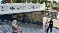 Terdapat spot favorit untuk berfoto, yakni di tangga masuk masjid. Berfoto di sini nantinya traveler dapat berfoto dengan latar belakang masjid yang gagah dan menawn. (Putu Intan/detikcom)