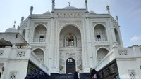 Wisata Religi di Jakarta Utara bisa traveler dapat di Masjid Ramlie Musafa. Memiliki arsitektur yang begitu indah, sekilas masjid ini mirip dengan Taj Mahal yang ada di India.(Putu Intan/detikcom)