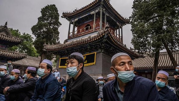 Melihat Lagi Perayaan Idul Fitri di Negeri Tirai Bambu Hari Raya Idul Fitri jadi momen yang dinanti umat Islam di dunia. Meski masih dibayangi pandemi COVID-19, umat Islam di China tetap antusias rayakan Lebaran.