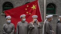 Membahas mengenai Muslim Hui yang hidup dan tinggal di daratan China juga tak dapat dilepaskan dari faktor asimilasi. Seiring berjalannya waktu, Muslim Hui melebur dalam lapisan sosial masyarakat China. Mereka tinggal, berkeluarga hingga kemudian beranak-pinak dengan etnis lain yang ada di Negeri Tirai Bambu, salah satunya etnis Han. Tak heran, Muslim Hui pun kemudian bisa berbahasa Mandarin dan menyebar ke berbagai daerah di negara tersebut.
