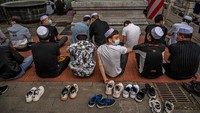 Masjid Niujie pun kerap jadi tempat berkumpulnya umat Muslim di China. Di momen Lebaran 2021 ini pun masjid tersebut menjadi lokasi salat Idul Fitri. 