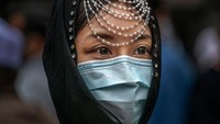 Dengan mengenakan masker, sejumlah Muslim Hui mendatangi Masjid Niujie untuk melaksanakan salat Id.