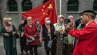 Momen Idul Fitri ini pun dimanfaatkan para umat Muslim Hui untuk bersilaturahmi di hari kemenangan.
