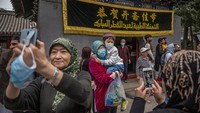 Sejumlah muslimah dari Suku Hui berkumpul di depan Masjid Niujie yang berada di kawasan Beijing, China, pada hari pertama Lebaran, Kamis (13/5/2021).