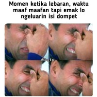 Pas lagi sedih maaf-maafan eh si emak malah bikin salah fokus. Sedihnya jadi tertunda deh karena ngintipin uang THR dari emak. Foto: instagram.com/mrci.id