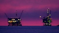 Menurut Departemen Sumber Daya Alam Negara Bagian California, Ditemukan pada tahun 1964, anjungan minyak dan gas ini mencapai produksi puncak pada tahun 1969, telah menghasilkan lebih dari 106 juta barel minyak dalam masa hidupnya, dan menyimpan sekitar 2 juta barel dalam cadangan. Getty Images/David McNew  