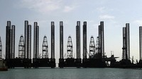 Anjungan minyak berdiri di dekat pantai Laut Kaspia, Baku, Azerbaijan. Getty Images/Oleg Nikishin  