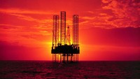 Rig Pengeboran Eksplorasi Minyak Perusahaan Pennzenergy Di Teluk Meksiko Saat Matahari Terbenam. Getty Images  