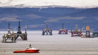Rig minyak seberat ribuan ton terus ditumpuk di Cromarty Firth di Invergordon, Skotlandia. Getty Images/Jeff J Mitchell  