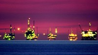 Malam hari tiba di anjungan minyak dan gas dekat Federal Ecological Reserve di Santa Barbara Channel, California, Amerika Serikat. Getty Images/David McNew  