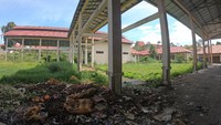 Sampah tampak memenuhi salah satu area di Sub Terminal Agribisnis (STA) Kerinci yang kini tampak terbengkalai dan tak terawat.