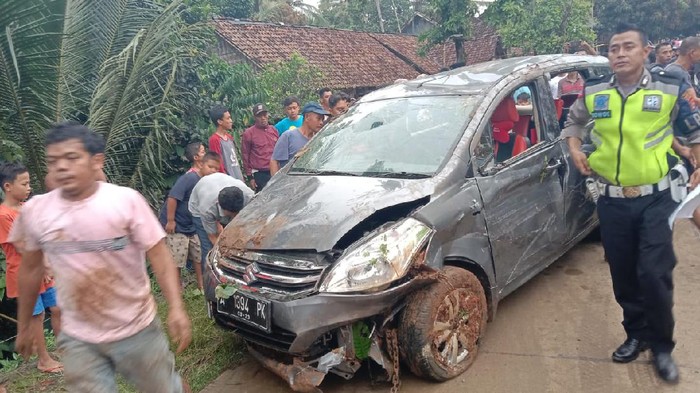Mobil Masuk Jurang di Pandeglang