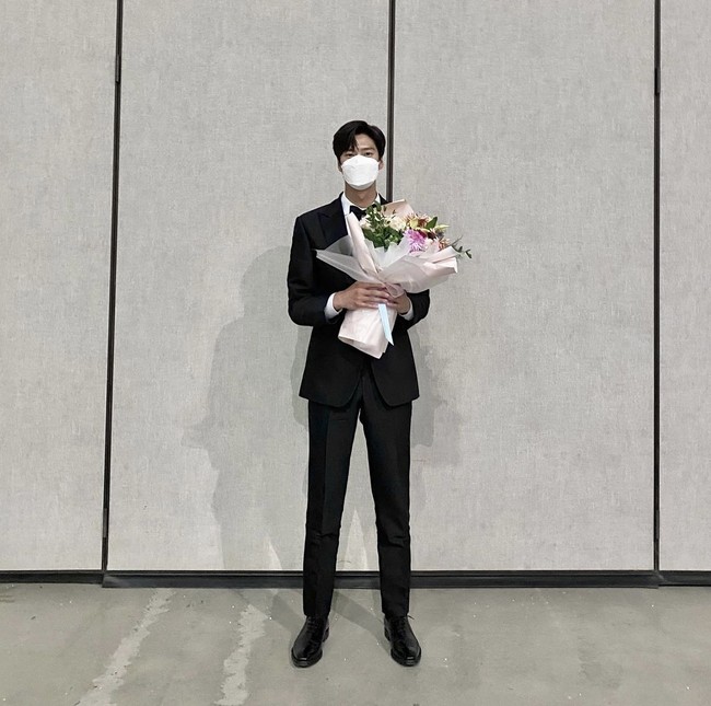 Na In Woo mendapat nominasi Aktor Pendatang Baru Terbaik, berkat aktingnya dalam drama Korea River Where the Moon Rises. Inilah gaya sang aktor yang tengah naik daun dan menyesuaikan dress code acara. Foto: dok. Instagram 10042n00