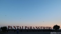 Pantauan detikcom, tampak puluhan kendaraan bermotor mengantre di tempat pemungutan retribusi (TPR) Parangtritis, Kalurahan Parangtritis, Kapanewon Kretek, Kabupaten Bantul.