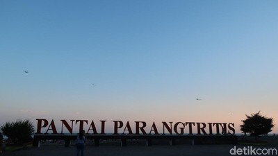 Kala 6.000 Orang Kunjungi Pantai Parangtritis di Sore Hari