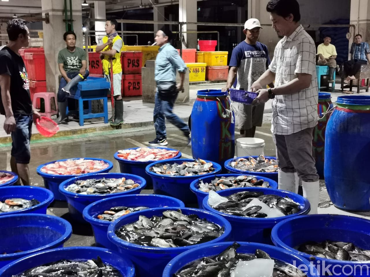 Suasana Pasar Ikan Muara Baru di Malam Lebaran