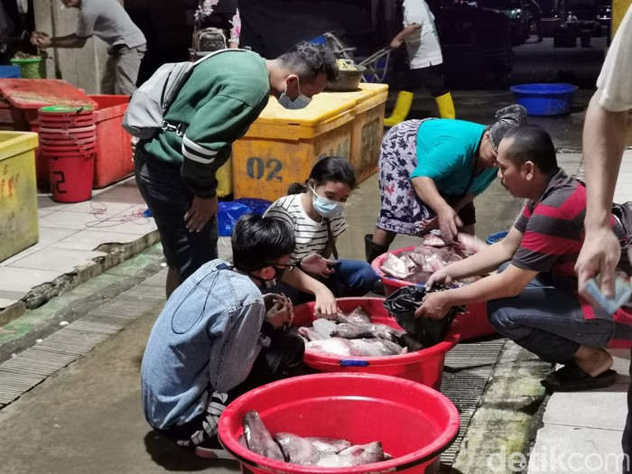 Suasana Pasar Ikan Muara Baru di Malam Lebaran