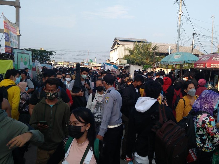 Pelabuhan Kali Adem, Muara Angke disesaki warga hendak ke Kepulauan Seribu