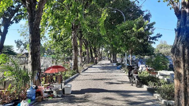 Pemkot Surabaya tidak melarang warganya berziarah Tempat Pemakaman Umum (TPU), baik sebelum atau sesudah lebaran. Meski begitu TPU di Kota Pahlawan masih sepi peziarah hingga hari lebaran kedua.