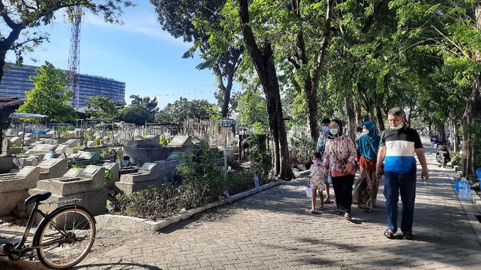 Pemkot Surabaya tidak melarang warganya berziarah Tempat Pemakaman Umum (TPU), baik sebelum atau sesudah lebaran. Meski begitu TPU di Kota Pahlawan masih sepi peziarah hingga hari lebaran kedua.