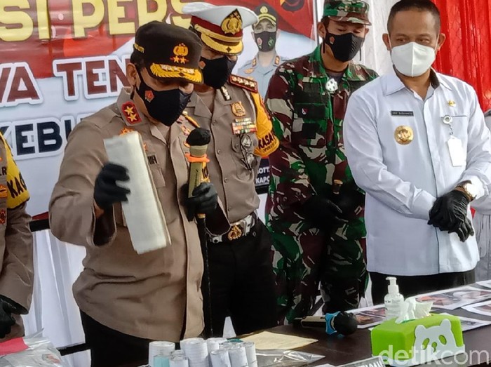 Kapolda Jawa Tengah Irjen Ahmad Luthfi mendatangi lokasi terjadinya ledakan bahan petasan di Kabupaten Kebumen. Luthfi kemudian menggelar jumpa pers di Polres Kebumen dengan memaparkan perkembangan penyidikan polisi.