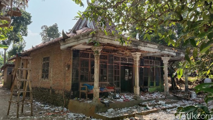 Kapolda Jawa Tengah Irjen Ahmad Luthfi mendatangi lokasi terjadinya ledakan bahan petasan di Kabupaten Kebumen. Luthfi kemudian menggelar jumpa pers di Polres Kebumen dengan memaparkan perkembangan penyidikan polisi.