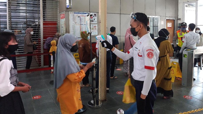 Penerapan protokol kesehatan di pintu masuk Stasiun Manggarai