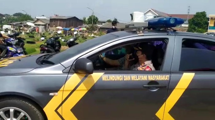 Polisi bubarkan peziarah di TPU Tegal Alur Jakbar