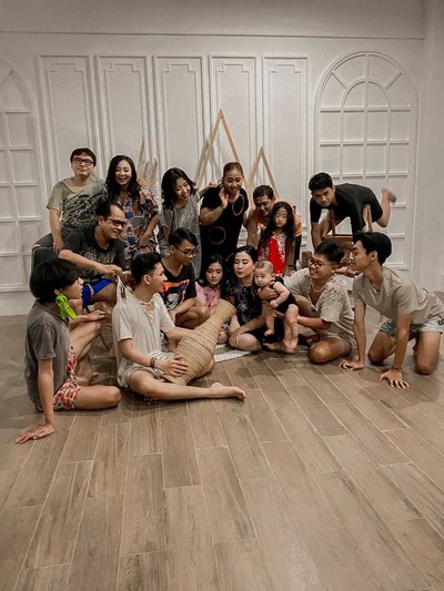 Potret foto keluarga anti mainstream. Potret foto keluarga anti mainstream.