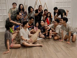 Viral Foto Keluarga Anti Mainstream, Pakai Baju Robek dan Daster