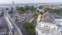 Foto udara suasana lalu lintas pada pagi hari Idul Fitri di Bundaran Air Mancur (BAM) Masjid Agung Palembang, Sumatera Selatan, Kamis (13/5/2021).   