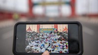 Foto kolase perbandingan suasana Shalat Idul Fitri 1440 H di Jembatan Ampera Palembang, Sumatera Selatan, sebelum adanya pandemi COVID-19 dan saat pandemi, Kamis (13/5/2021).   