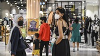 Hari kedua Lebaran, tak sedikit warga yang datang ke mal maupun pusat perbelanjaan di kawasan Jakarta bersama anggota keluarga.