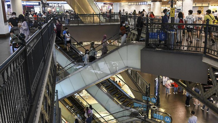 Mal atau pusat perbelanjaan ramai dikunjugi warga Jakarta di kala libur Lebaran. Tak sedikit warga yang datang ke mal bersama anggota keluarga di momen Lebaran.