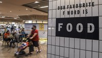 Pada poin empat, disebutkan pelaku usaha, pengelola, penyelenggara, atau penanggung jawab pusat perbelanjaan/mal, warung makan, rumah makan, kafe, restoran, dan bioskop menerapkan batas jam operasional sampai pukul 21.00 WIB. Termasuk membatasi pengunjung 50 persen dari total kapasitas.