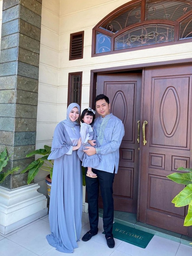 Miss Grand International 2016 Ariska Putri Pertiwi baru-baru ini memutuskan mantap berhijab. Tepatnya pada momen Ramadhan. Wanita yang akrab disapa Ika ini sering kali tampil dengan hijab berwarna cerah. Foto: Instagram