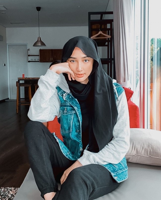 Gaya edgy jadi pilihan Puteri Indonesia Lingkungan 2014 Elfin Pertiwi Rappa yang istiqomah berhijab pada 2019. Ia mulai mengenakan hijab sejak melahirkan anak pertamanya. Foto: Instagram