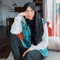 Gaya edgy jadi pilihan Puteri Indonesia Lingkungan 2014 Elfin Pertiwi Rappa yang istiqomah berhijab pada 2019. Ia mulai mengenakan hijab sejak melahirkan anak pertamanya. Foto: Instagram