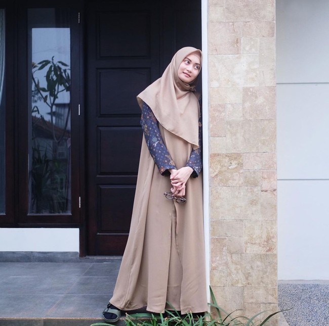 Runner-up I Puteri Indonesia 2009 Ayu Pratiwi berhijab sejak beberapa tahun lalu. Ia memilih tampil syari dengan jilbab menutup dada dan pakaian berpotongan longgar. Foto: Instagram