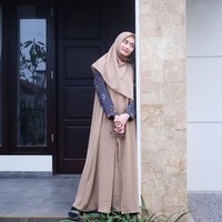 Runner-up I Puteri Indonesia 2009 Ayu Pratiwi berhijab sejak beberapa tahun lalu. Ia memilih tampil syari dengan jilbab menutup dada dan pakaian berpotongan longgar. Foto: Instagram