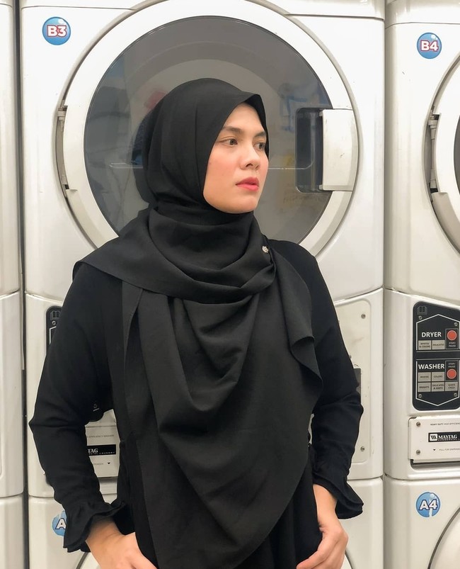 Runner Up I Puteri Indonesia 2006 Ananda sudah sejak lama tampil berhijab. Wanita yang kini menjadi anggota DPRD Kota Banjarmasin ini lebih suka tampil simpel untuk mempermudah aktivitasnya yang padat sebagai wakil rakyat. Foto: Instagram