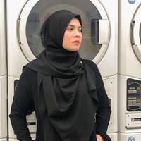 Runner Up I Puteri Indonesia 2006 Ananda sudah sejak lama tampil berhijab. Wanita yang kini menjadi anggota DPRD Kota Banjarmasin ini lebih suka tampil simpel untuk mempermudah aktivitasnya yang padat sebagai wakil rakyat. Foto: Instagram