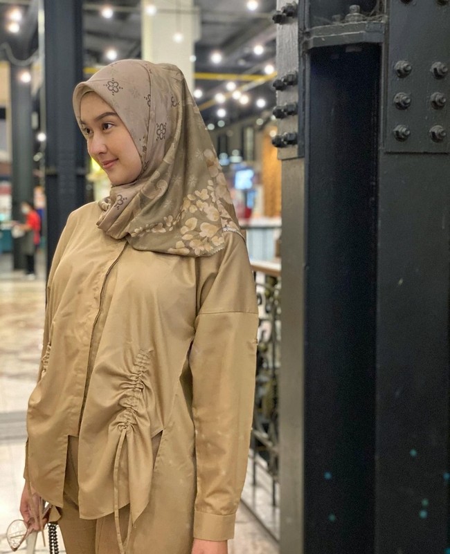 Miss International 2017 Kevin Lilliana berhijab setelah melahirkan anak pertamanya pada Oktober 2020. Sehari-harinya, Kevin lebih suka tampil simpel dengan gaya casual. Foto: Instagram