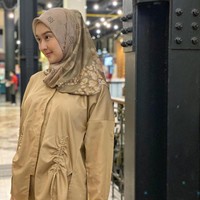 Miss International 2017 Kevin Lilliana berhijab setelah melahirkan anak pertamanya pada Oktober 2020. Sehari-harinya, Kevin lebih suka tampil simpel dengan gaya casual. Foto: Instagram